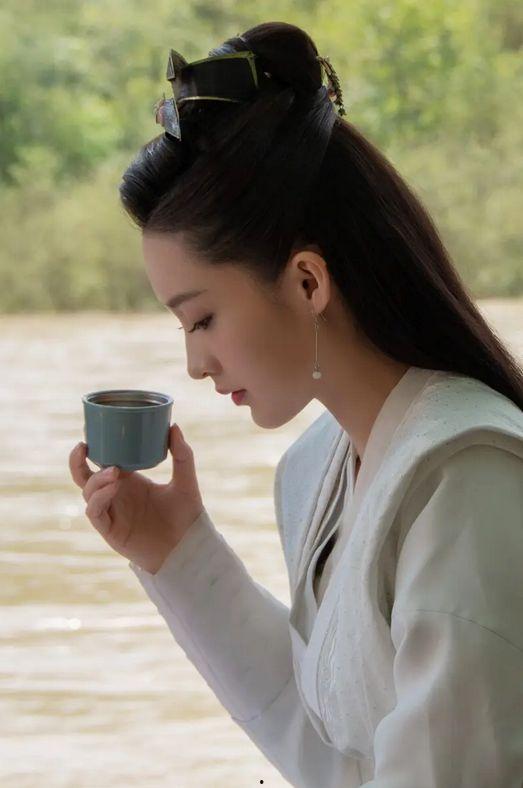 李沁最新资源爆料图,时尚造型惊艳众人